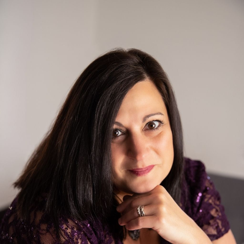 Artist behind Daree’s Designs creating handcrafted art and meaningful pieces.