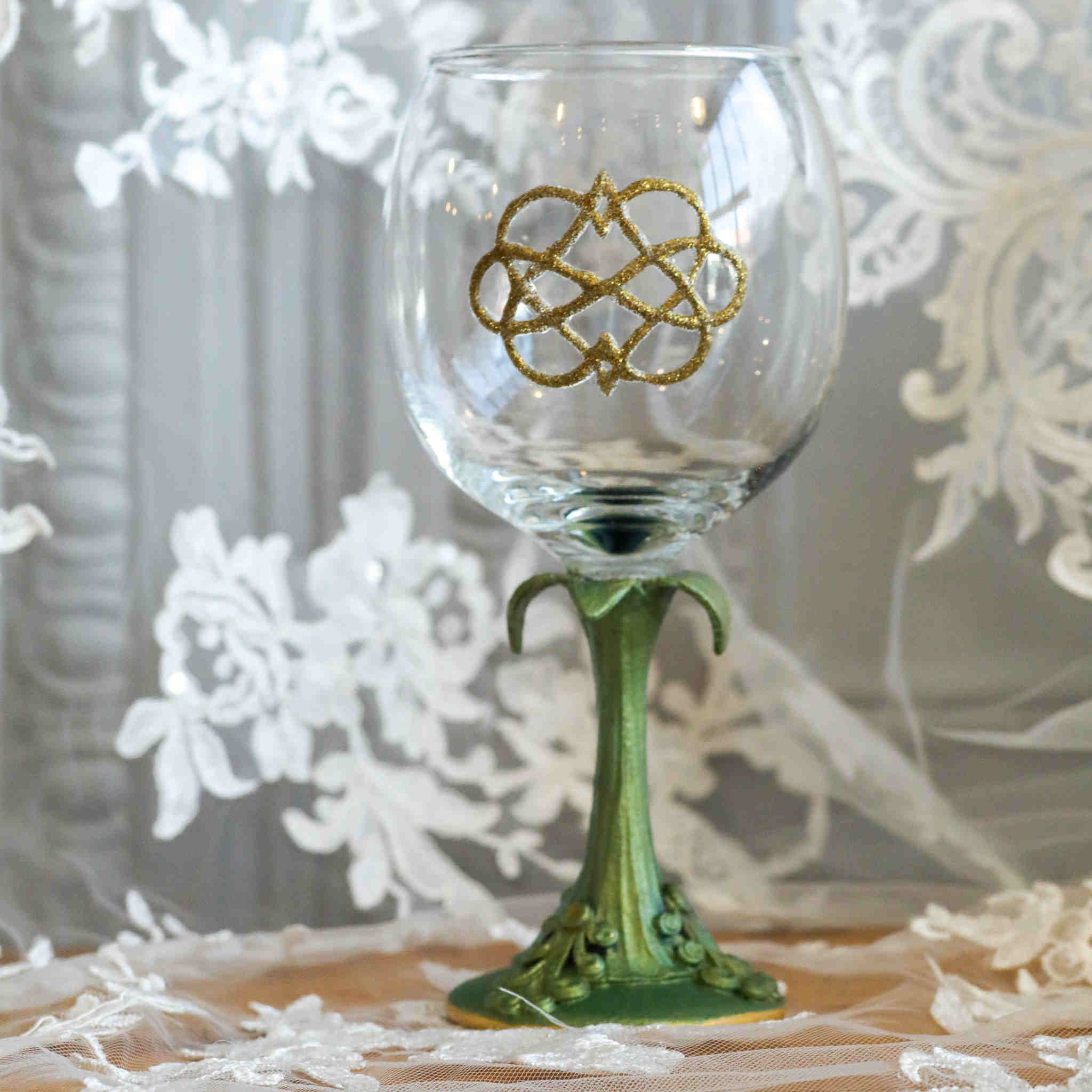 https://dareesdesigns.com/cdn/shop/products/celtic-love-knot-wine-glass-gift-set-lifestyle-1_2048x.jpg?v=1665278319
