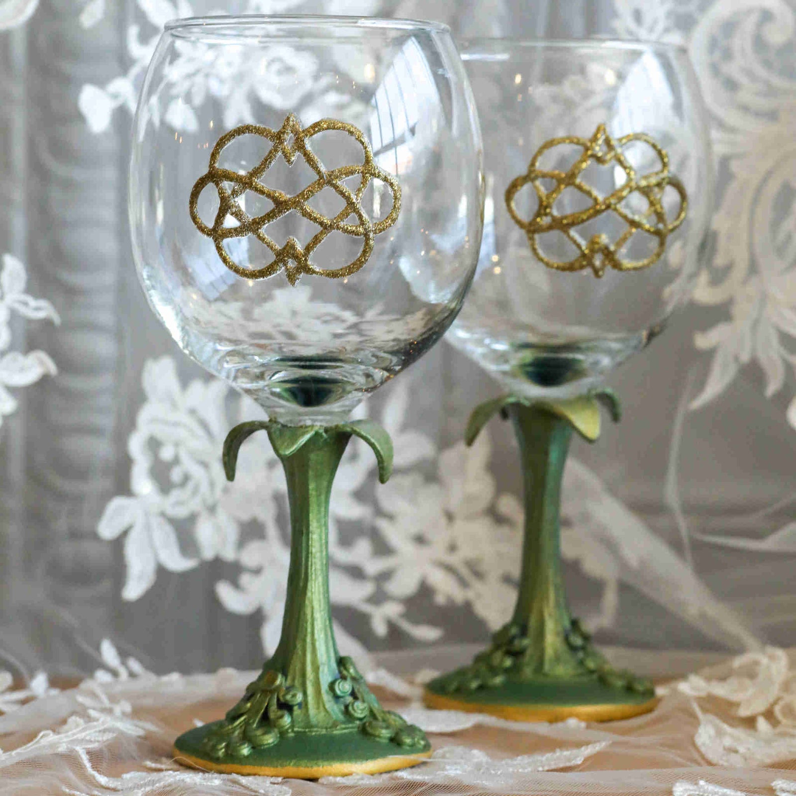https://dareesdesigns.com/cdn/shop/products/celtic-love-knot-wine-glass-gift-set-lifestyle-2_1600x.jpg?v=1665278319