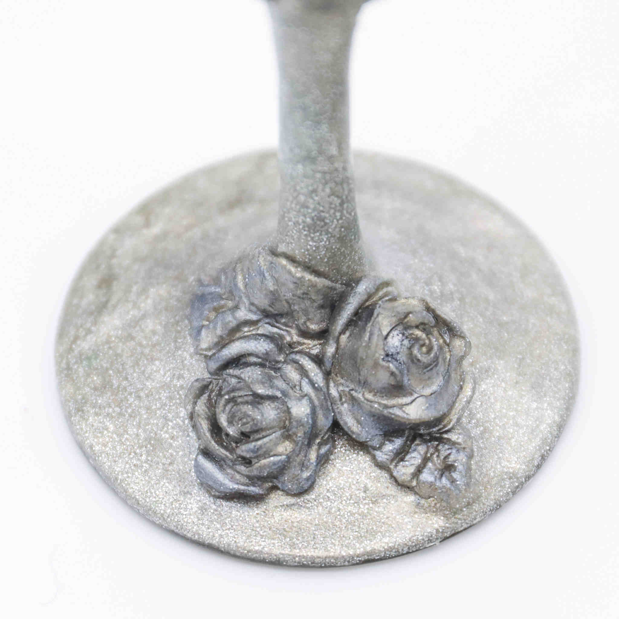 https://dareesdesigns.com/cdn/shop/products/silver-roses-champagne-flute-set-detail-2_2048x.jpg?v=1665291703