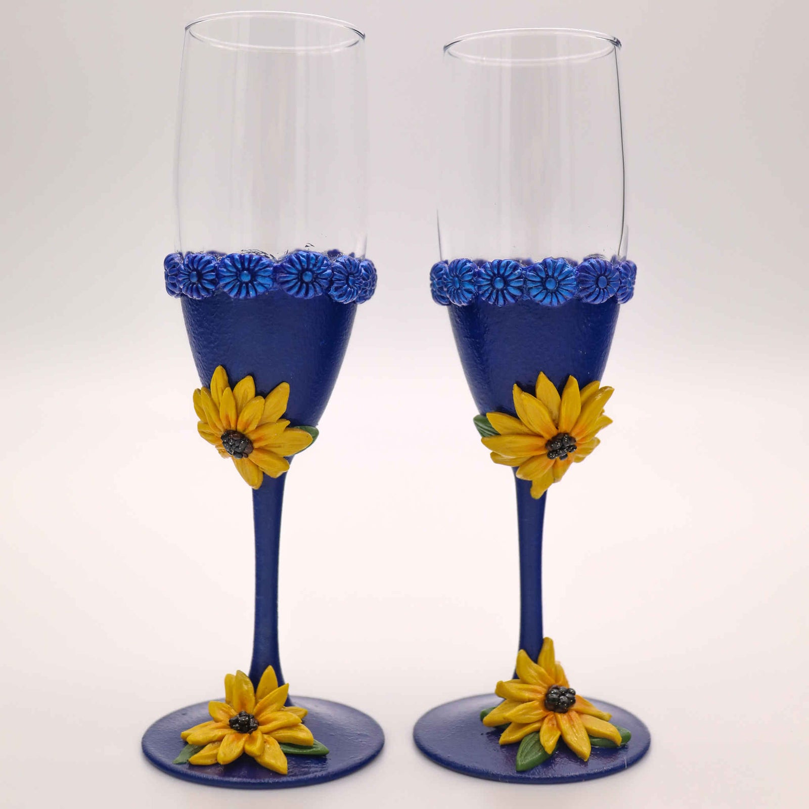 https://dareesdesigns.com/cdn/shop/products/sunflower-and-sapphire-champagne-toasting-flutes-1_1600x.jpg?v=1666806598