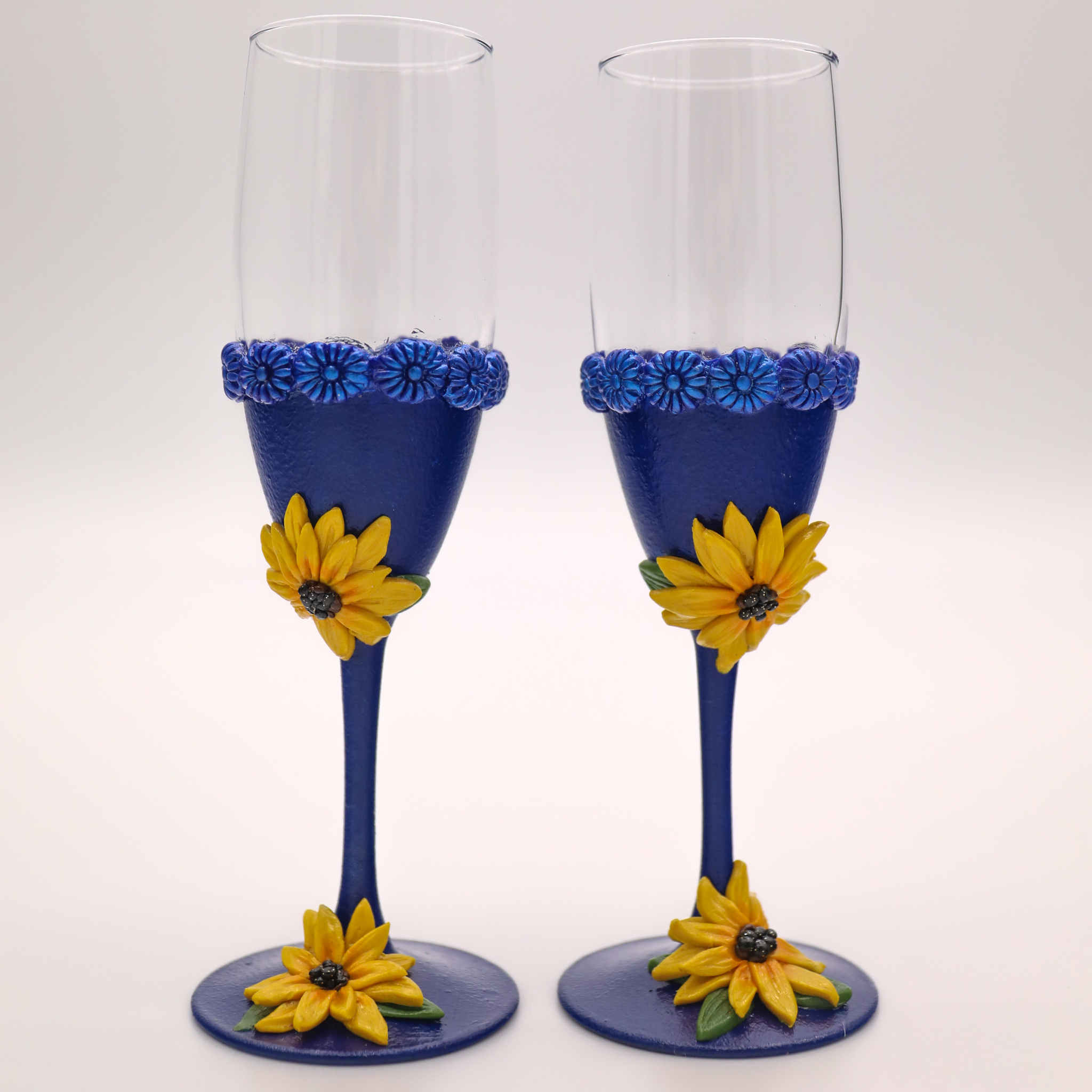 https://dareesdesigns.com/cdn/shop/products/sunflower-and-sapphire-champagne-toasting-flutes-1_2048x.jpg?v=1666806598
